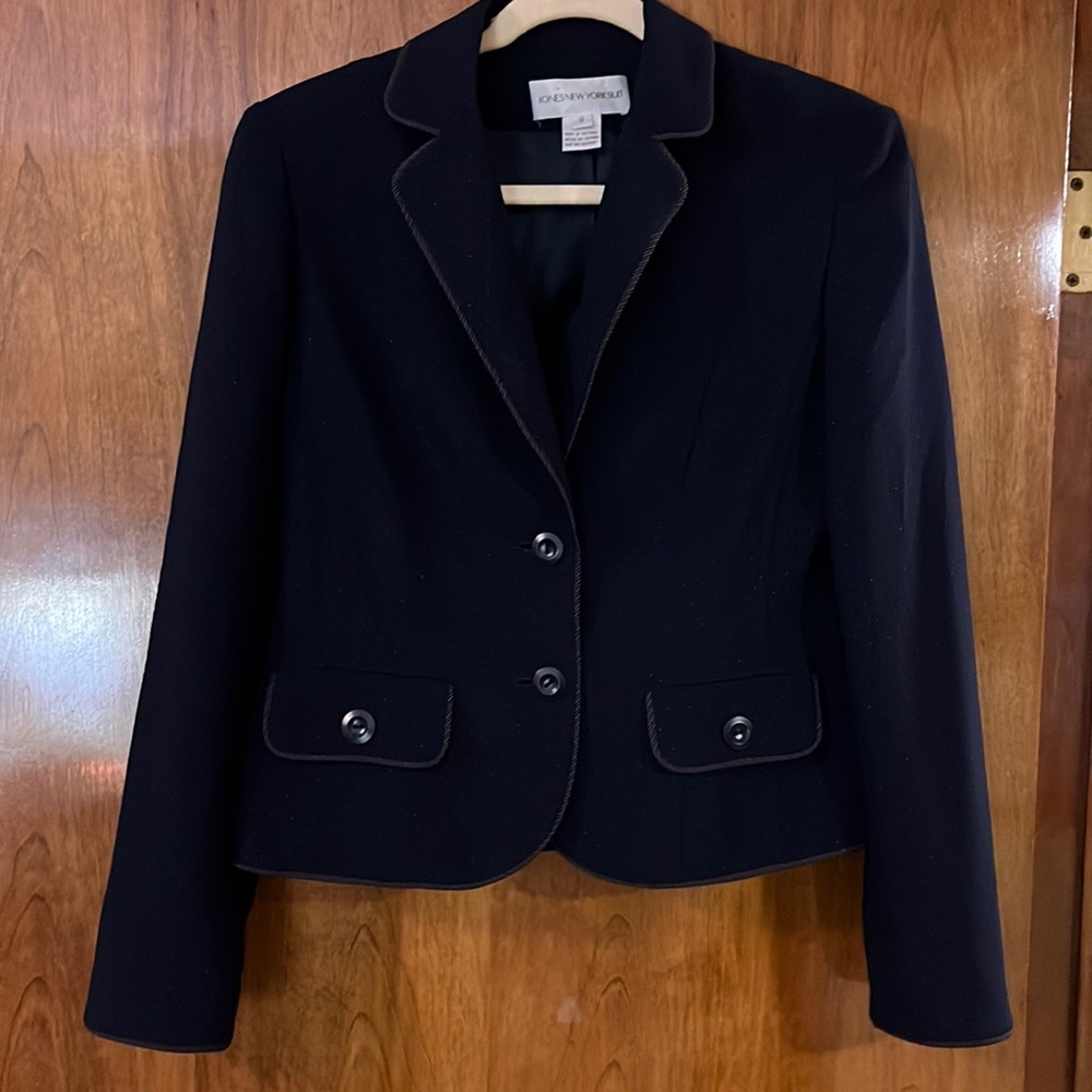 2 button, stylish, classic Jones New York suit jacket/blazer. Navy with tan.